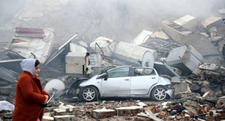 إنتشال جثة طفلين لبنانيين من تحت الأنقاض في تركيا