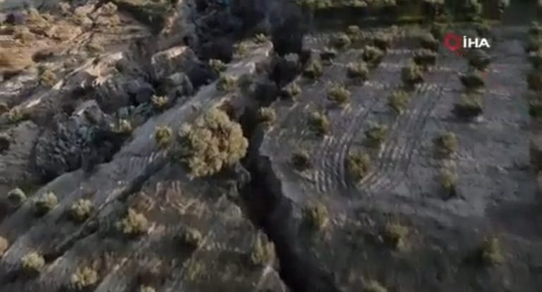 فيديو يخطف الأنفاس لشقّ كبير في حقل زيتون خلّفه زلزال تركيا!