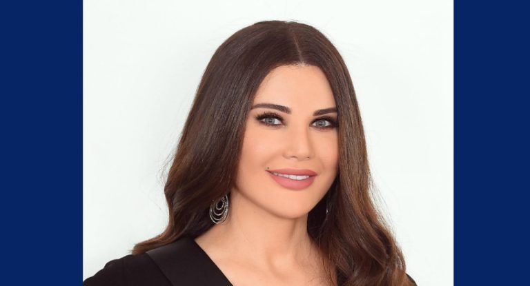 بالفيديو – لحظة سقوط منى أبو حمزة في “حديث البلد”