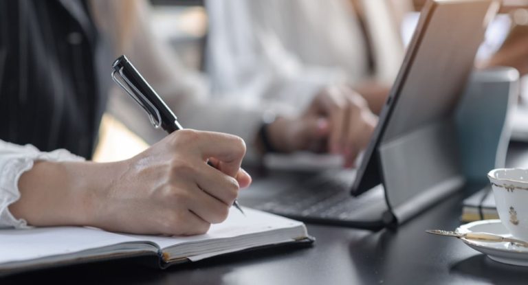 بطريقة إحتياليّة.. شغلت 16وظيفة بنفس الوقت دون تأدية أي عمل