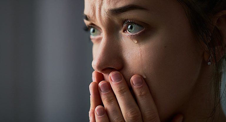 بالفيديو: إبكي بترتاح..طبيب لبناني يكشف سرّ وصفته البكاء للمرضى!