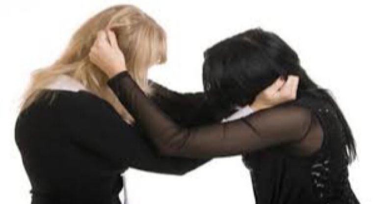 بالفيديو-اشكال نسائي وشد شعر …اليكم ما حصل !