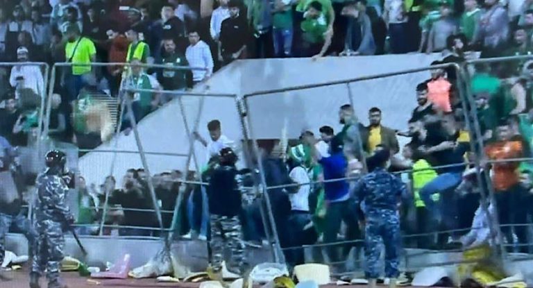 بالفيديو- توقّف مباراة الأنصار والعهد بسبب أعمال شغب!