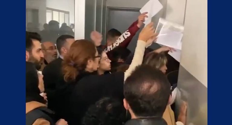 ‎بالفيديو-زحمة مواطنين كثيفة في دائرة نفوس جبيل وإستياء عارم