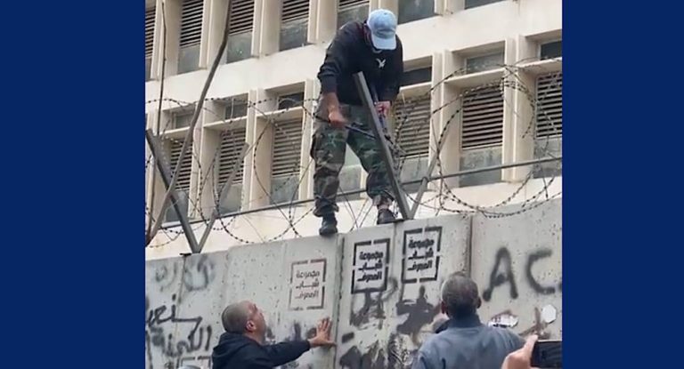 عاجل-بالفيديو:أعداد كبيرة من العسكريين المتقاعدين أمام مصرف لبنان ومحاولات للدخول الى البوابة الرئيسية وسط انتشار أمني كثيف للجيش