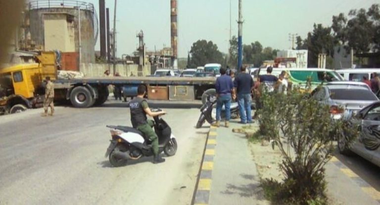 بالصورة-سقوط حمولة شاحنة نقل يسبب إزدحاماً في المنطقة