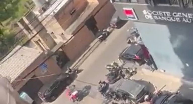 بالفيديو – إشكال وإطلاق نار أمام بنك سوسيتيه جنرال في برج البراجنة