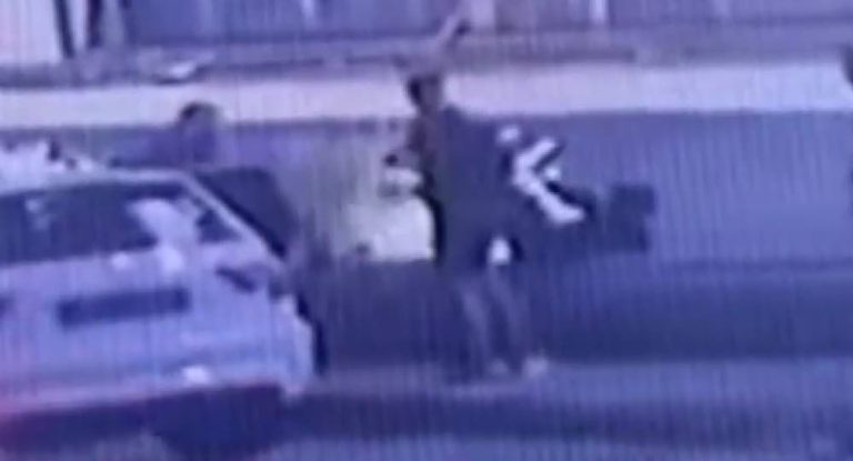 بالفيديو – مشهد مروّع.. إبن ال ١٤ عاما، ألقوا به من علو طابقين في ضبيه!