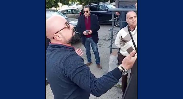 بالفيديو-مودع يطالب بأمواله على سعر صيرفة امام بنك credit bank في جبيل