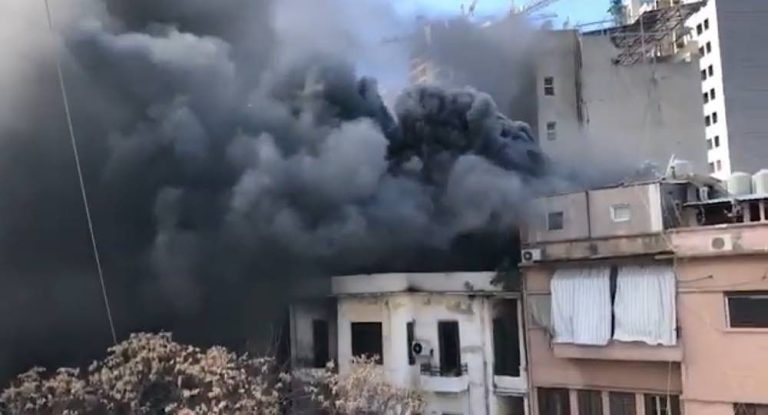 عاجل-بالفيديو:اندلاع حريق مخيف في مطعم “سناك حمودي” في زقاق البلاط