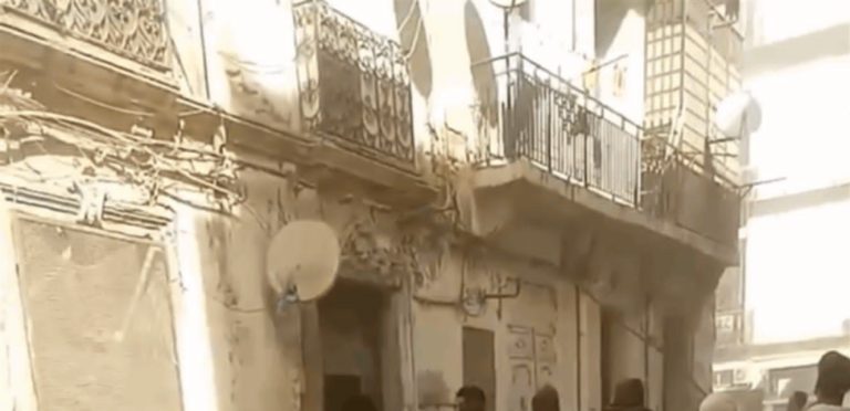 فيديو مرعب.. إنقاذ امرأة ورضيع من تحت الأنقاض إثر انهيار بناية