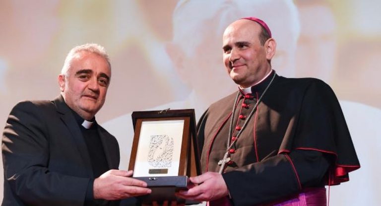 تكريم ذكرى وإرث البابا الفخري بينيدكتوس السادس عشر في جامعة سيدة اللويزة