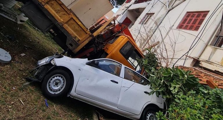 بالفيديو-لحظة إجتياح شاحنة  لموقف للسيارات في البترون