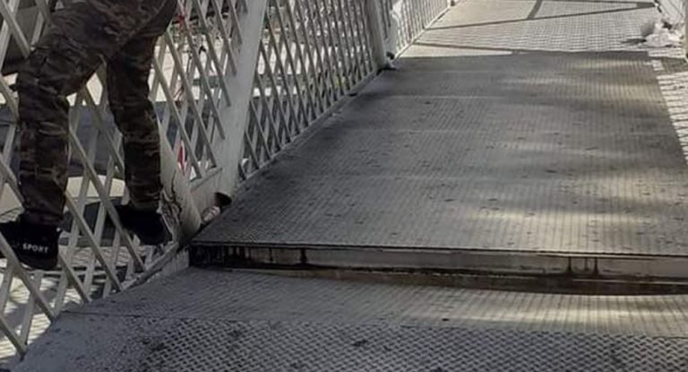 إغلاق جسر المشاة في نهر الموت.. استعماله خطر حالياً!