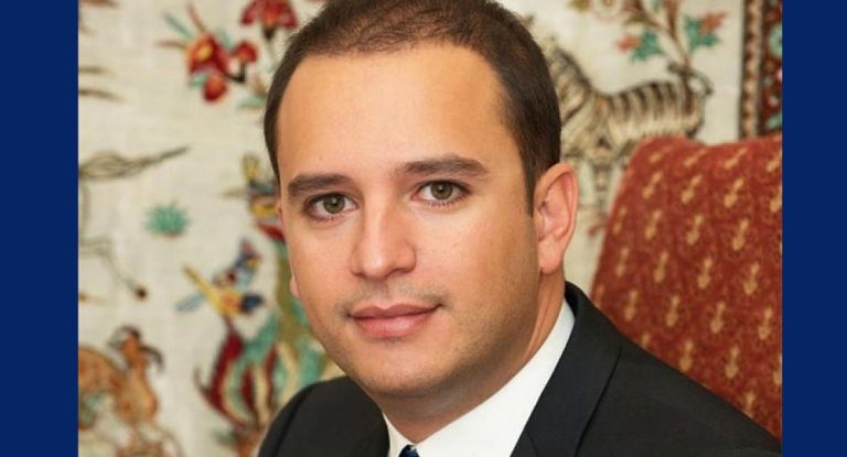 فيديو ضجّ مواقع التواصل الإجتماعي.. رد ناري من محافظ بعلبك الهرمل على منسق مخيمات النازحين في عرسال!