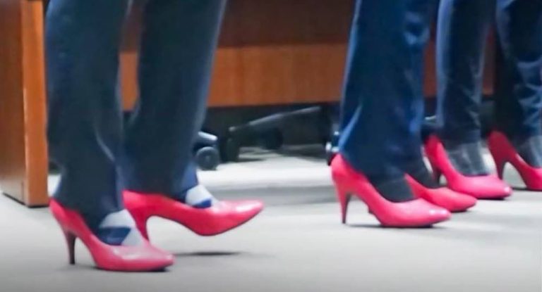 بالفيديو- مشهد مُلفت.. سياسيّون بالكعب العالي “الوردي” دعماً للمرأة