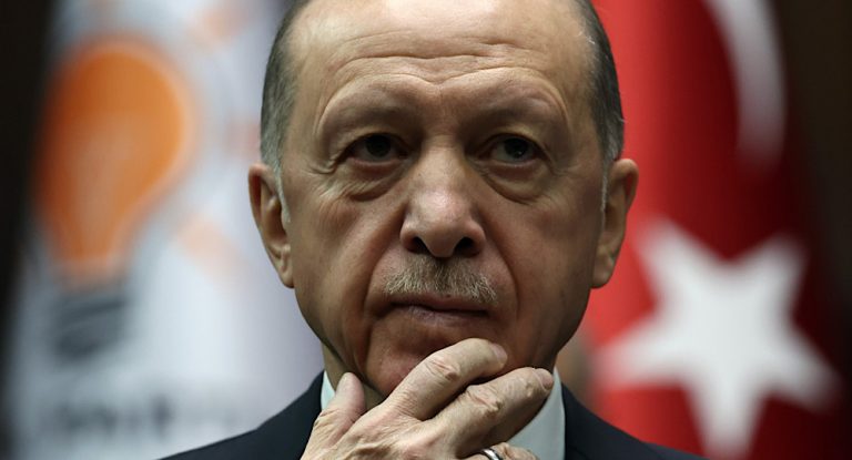 بالفيديو – الرئيس التركي أردوغان يغفو على الهواء خلال لقاء تلفزيوني