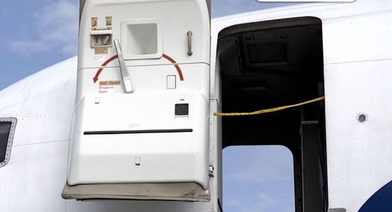 حالة رعب عاشها الركاب.. “شعر بضيق” فقتح باب الطائرة!