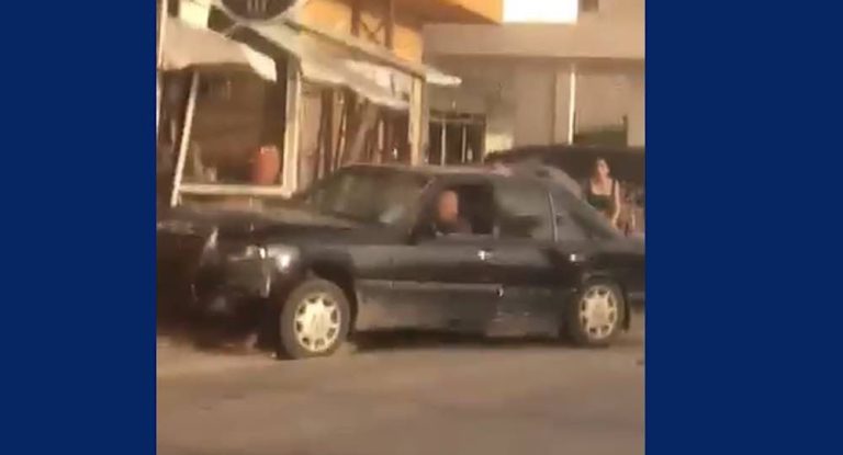 بالفيديو – سيارة تصدم متجراً في البترون!