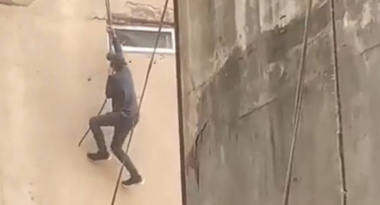 بالفيديو – مشهد يخطف الأنفاس.. لصّ يهرب على طريقة “سبايدر مان” في هذه المنطقة!