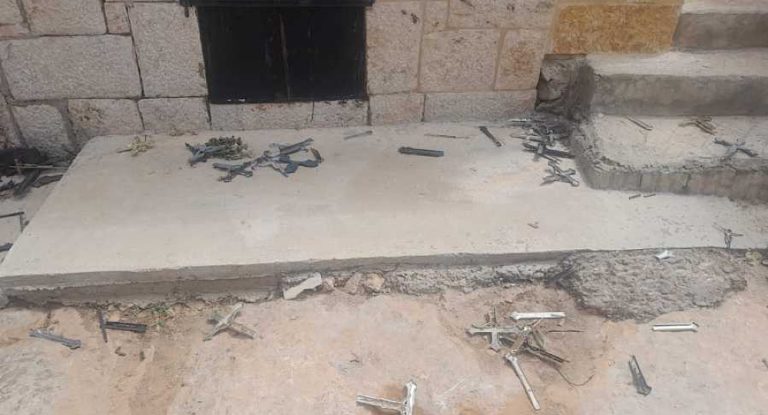 بالصور: إعتداء على مدافن مسيحية في دير الأحمر ودعوات لضبط النفس