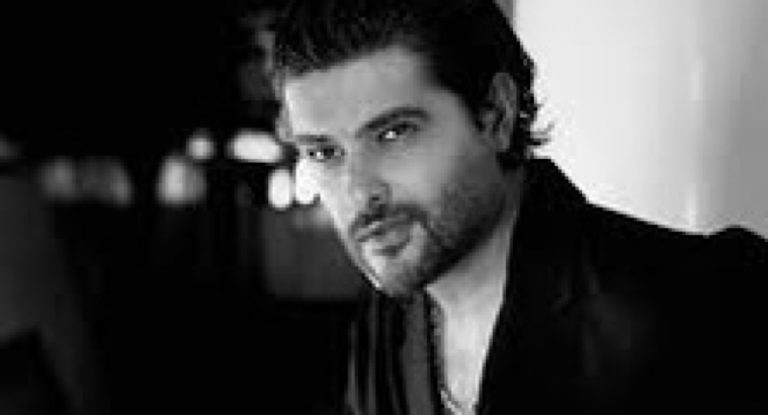 بالفيديو – بطريقة مؤثرة جداً.. ناصيف زيتون يغنّي “بالأحلام” لوالدته!