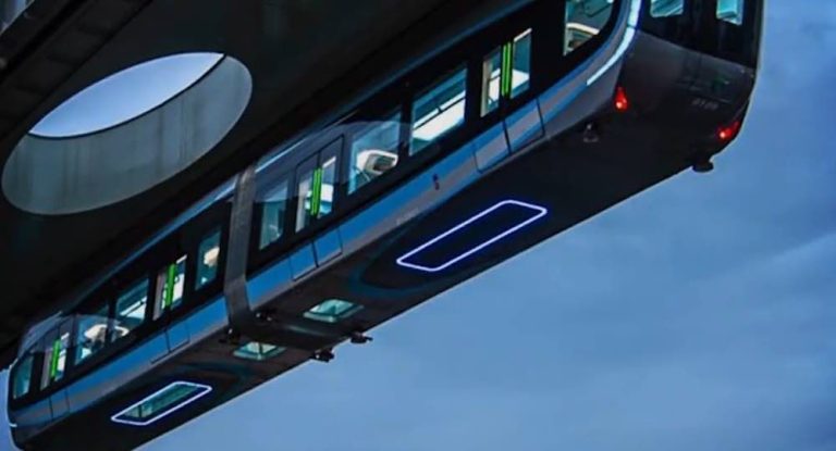 بالفيديو-مشهد مذهل …”قطار السماء”يسير في الجو!