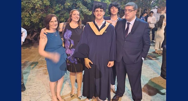 بالفيديو- الطالب كارل سلامة يتميز بعزفه على البيانو في حفل تخرجه من Nazareth