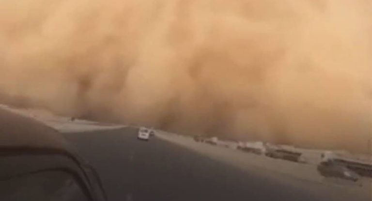 بالفيديو-مشاهد صادمة لعاصفة رملية