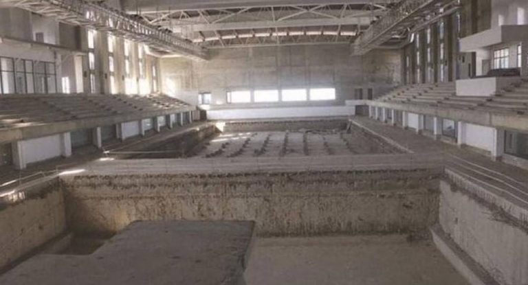 بالفيديو-غرائب وعجائب في لبنان فقط…مسبح أولمبي  تحوّل إلى قن دجاج!