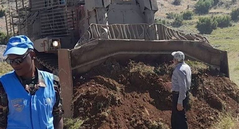 بالفيديو – مزارع لبناني يتحدى جرافة إسرائيلية استباحت أرضه