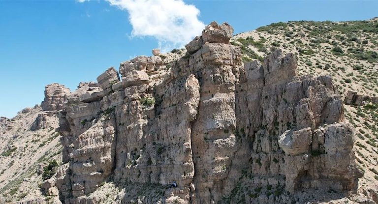 بالصورة-إنقاذ سيّدة علقت على سفح جبل في أحد المناطق اللبنانية