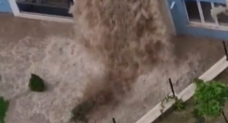 في مشهد صادم.. مياه الفيضانات تخرج من شرفات المنازل في أنقرة