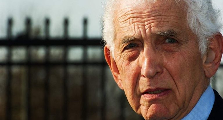 وفاة مسرب “أوراق البنتاغون” دانيال إلسبيرغ عن 92 عامًا