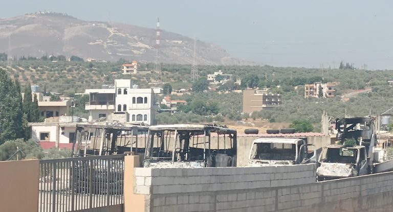 في القرقف العكارية… إحراق حافلات تابعة لمدرسة يملكها المتّهم بقتل الشيخ الرفاعي