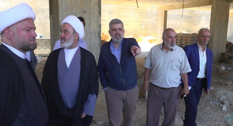 برو تفقد أعمال البناء في مدرسة لاسا الرسمية