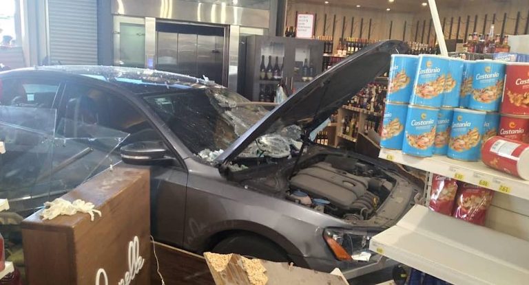 بالصور – سيارة تجتاح سوبرماركت كارفور في أدما