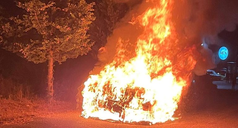 خاص-بالصور:إحتراق سيارة في بلاط