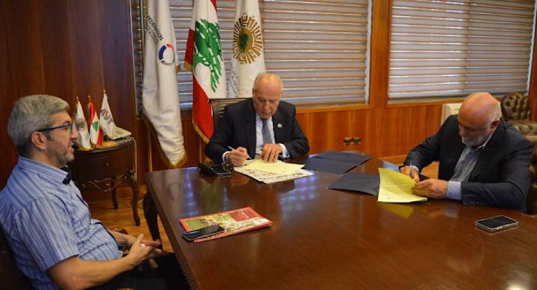 اتفاقية تعاون بين الجامعة الأميركية للتكنولوجيا AUT وغرفة الصناعة والتجارة