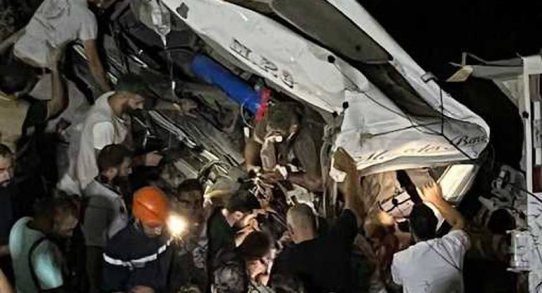 بالصور- خرج حياً من حادث سير في النبطية بعد اكثر من ثلاثة ساعات