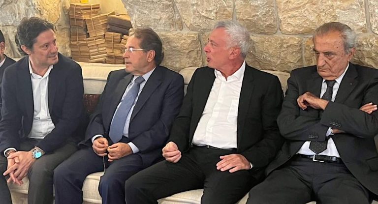 خاص-دارة مكاري تستقبل المعزين بوفاة والدته بحضور شخصيات بارزة