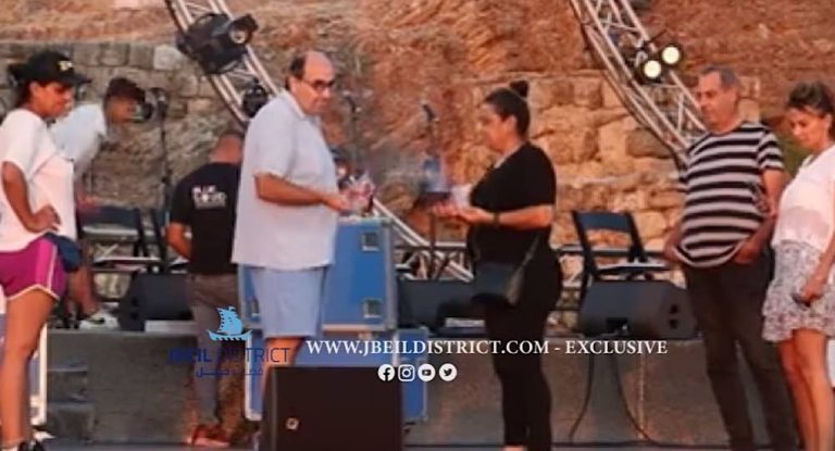 بالفيديو-الفنان أسامة الرحباني يبخّر المكان قبيل إنطلاق مهرجانات بيبلوس الدولة