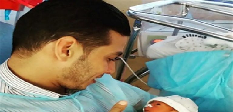 صورته أبكت الكثيرين… اب احتضن طفله يوم ولادته وفي لحظة وفاته!