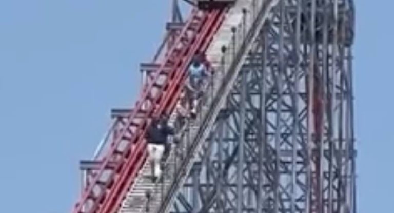 بالفيديو-مشاهد مخيفة.. هذا ما قام به ركاب لعبة قطار بعد تعطلها في الجوّ