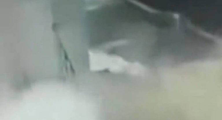 في مشهد لا يُصدّق… مُسنّة غيّرت مسارها في اللحظة الاخيرة لتنجو بأعجوبة من هجوم بطائرة مسيّرة