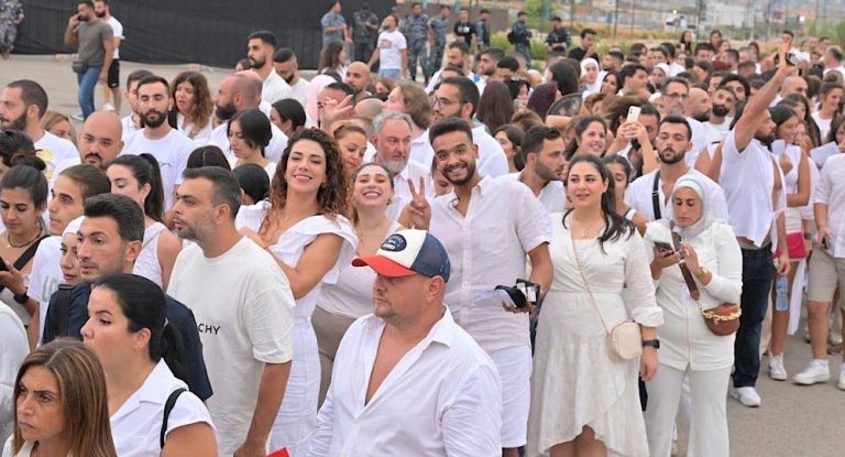 بالصور-جماهير  يتوافدون بالأبيض إلى وسط بيروت…وهذا هو السبب