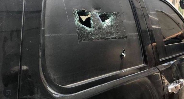 بالصورة: سيارة وزير الدفاع بعد محاولة اغتياله…أنا بخير