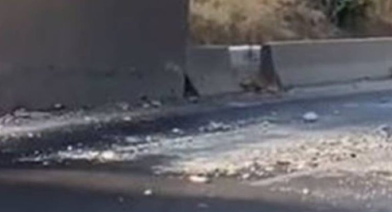 بالفيديو – انهيار جزء من جسر الاوتوستراد: لا أضرار والطريق ما زال سالكاً