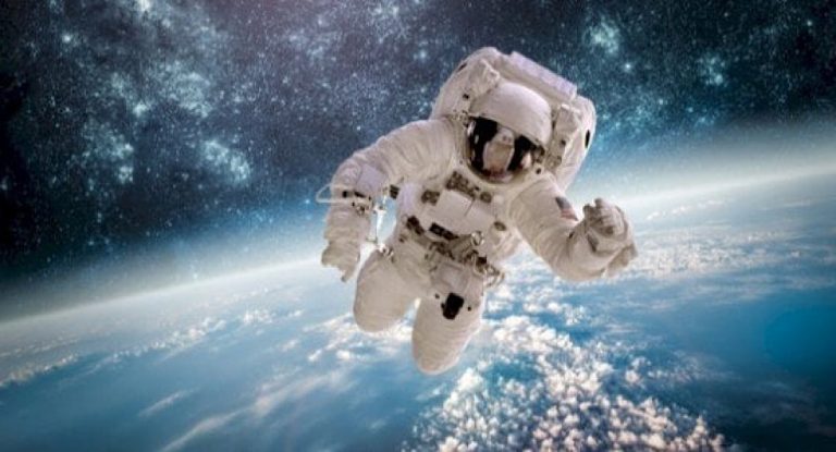 بالفيديو – رائد الفضاء الإماراتي يوثّق شكل العسل في الفضاء وطريقة تناوله!