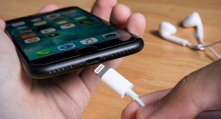 تحذير هام من شركة “أبل” يتعلّق بشحن الهاتف أثناء النوم!